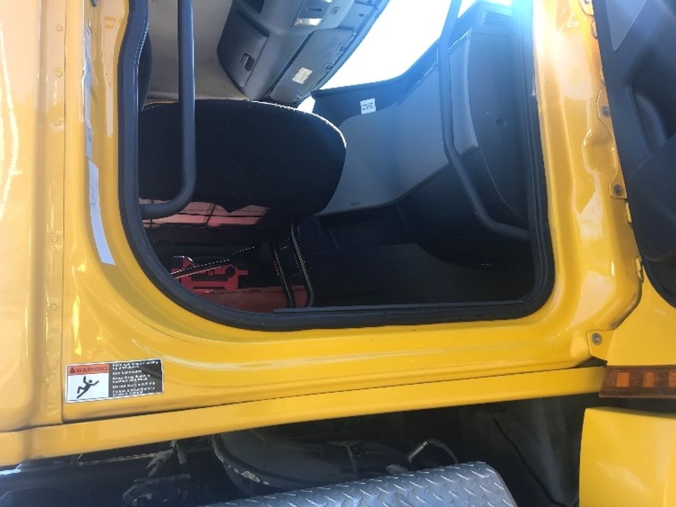Day Cab Tractor-Heavy Duty Tractors-Freightliner-2019-T12664ST-Portland-OR-442,036\n\t\tmiles-$ 41,250 - Image 12