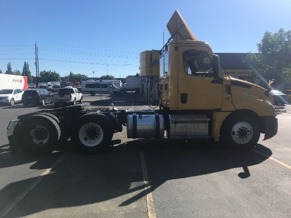 Day Cab Tractor-Heavy Duty Tractors-Freightliner-2019-T12664ST-Portland-OR-442,036\n\t\tmiles-$ 41,250 - Image 8