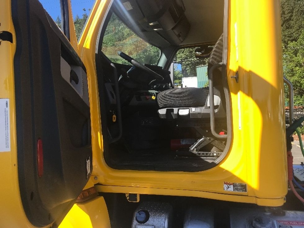 Day Cab Tractor-Heavy Duty Tractors-Freightliner-2019-T12664ST-Portland-OR-442,036\n\t\tmiles-$ 41,250 - Image 9