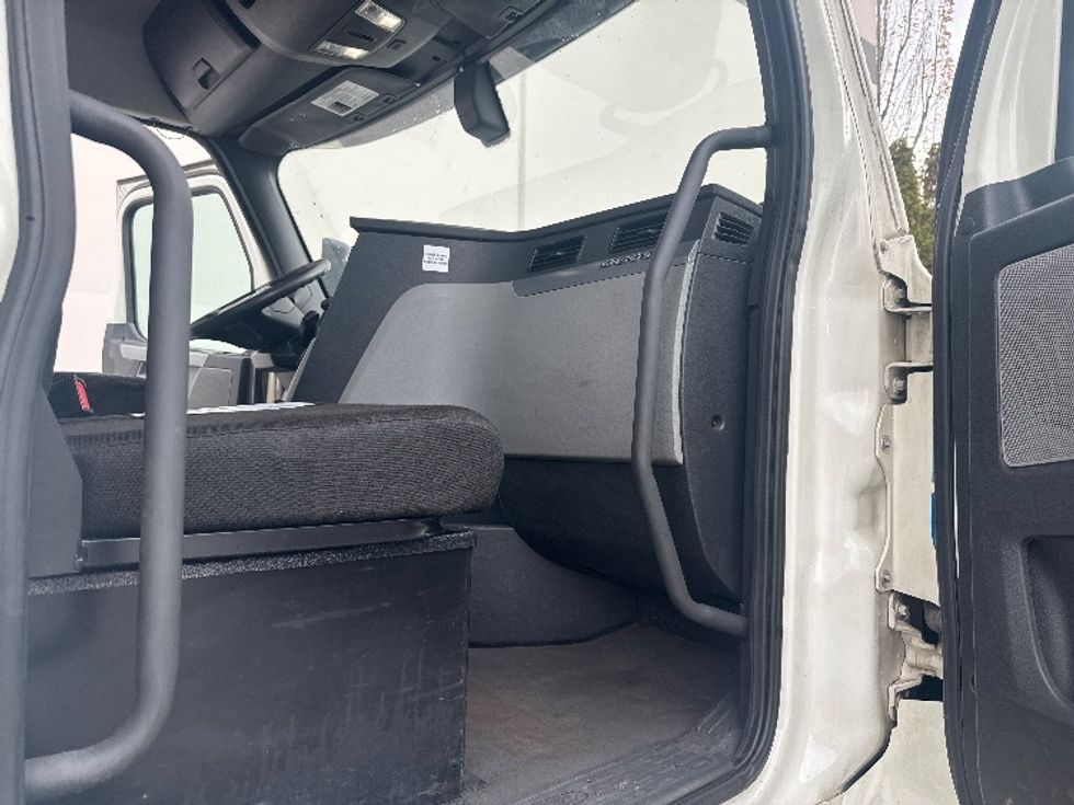 Day Cab Tractor-Heavy Duty Tractors-Freightliner-2019-T12664ST-Portland-OR-446,357\n\t\tmiles-$ 42,500 - Image 11
