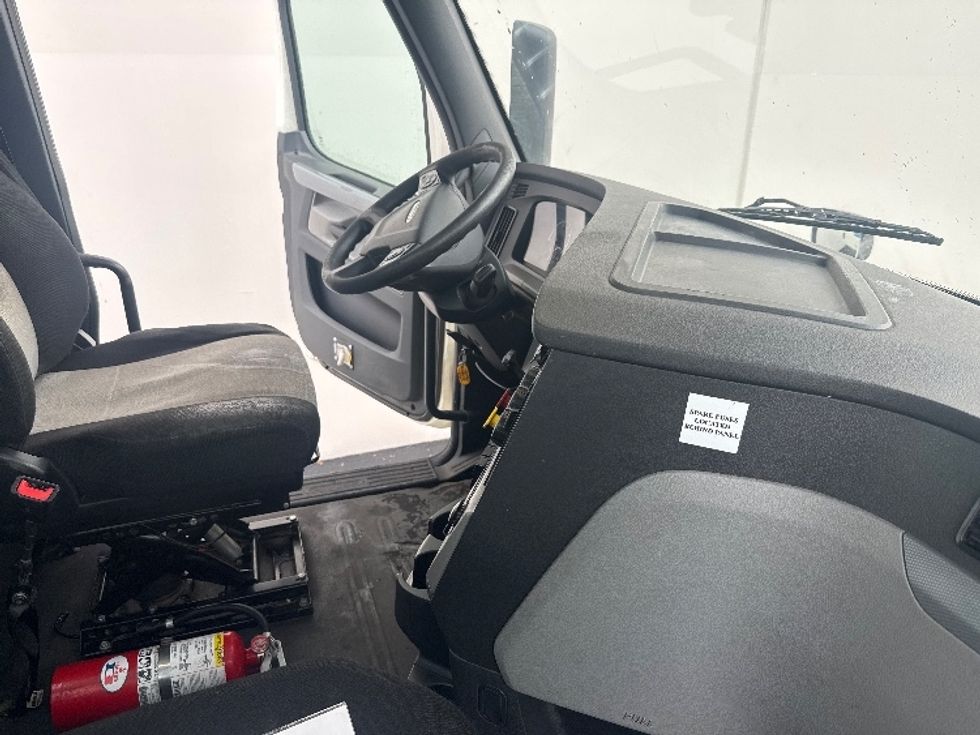 Day Cab Tractor-Heavy Duty Tractors-Freightliner-2019-T12664ST-Portland-OR-446,357\n\t\tmiles-$ 42,500 - Image 13