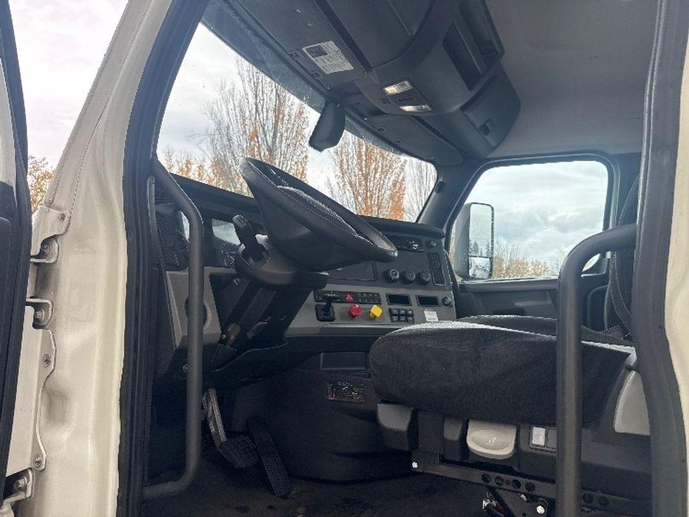Day Cab Tractor-Heavy Duty Tractors-Freightliner-2019-T12664ST-Portland-OR-446,357\n\t\tmiles-$ 42,500 - Image 8