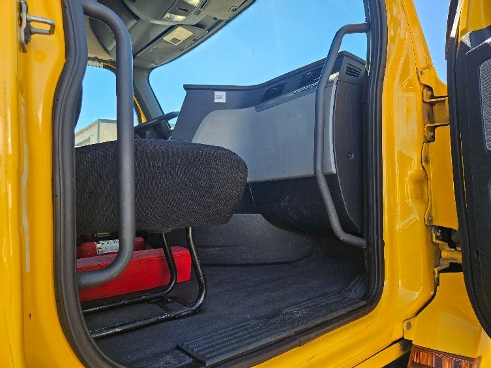 Day Cab Tractor-Heavy Duty Tractors-Freightliner-2019-T12664ST-Portland-OR-488,030\n\t\tmiles-$ 40,000 - Image 12