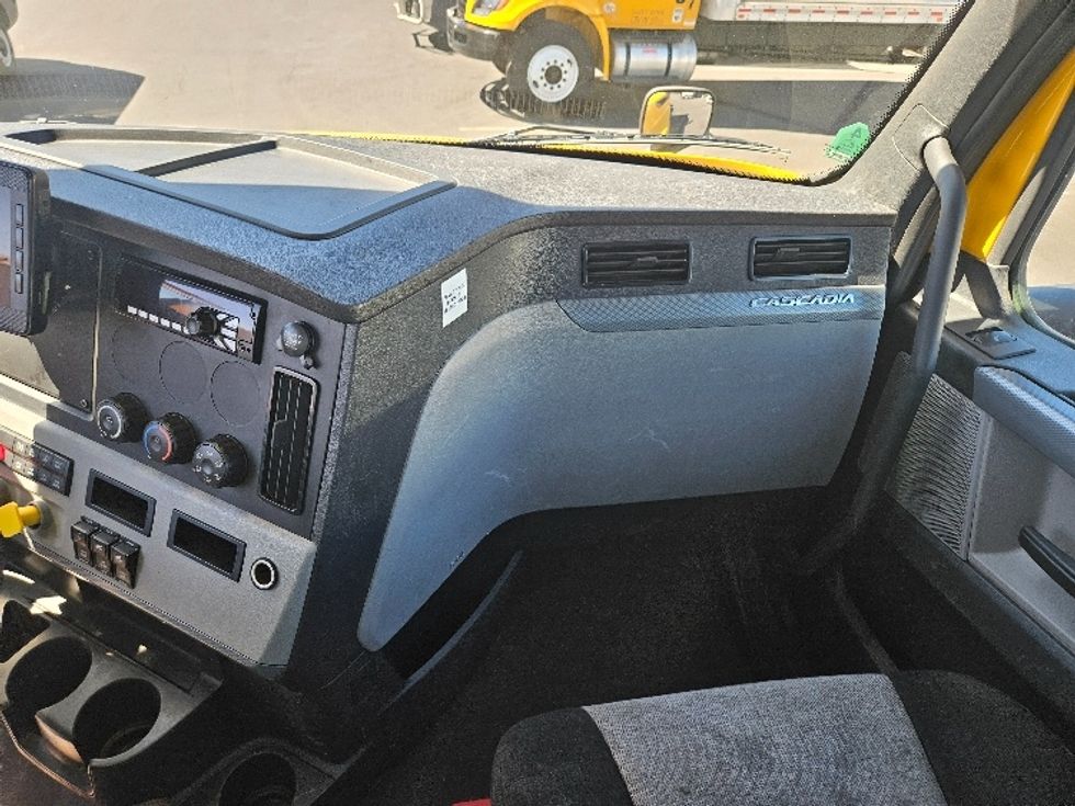 Day Cab Tractor-Heavy Duty Tractors-Freightliner-2019-T12664ST-Portland-OR-488,030\n\t\tmiles-$ 40,000 - Image 13