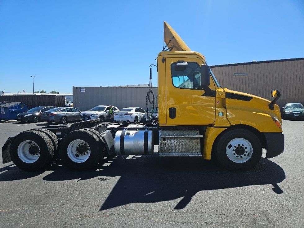 Day Cab Tractor-Heavy Duty Tractors-Freightliner-2019-T12664ST-Portland-OR-488,030\n\t\tmiles-$ 40,000 - Image 5