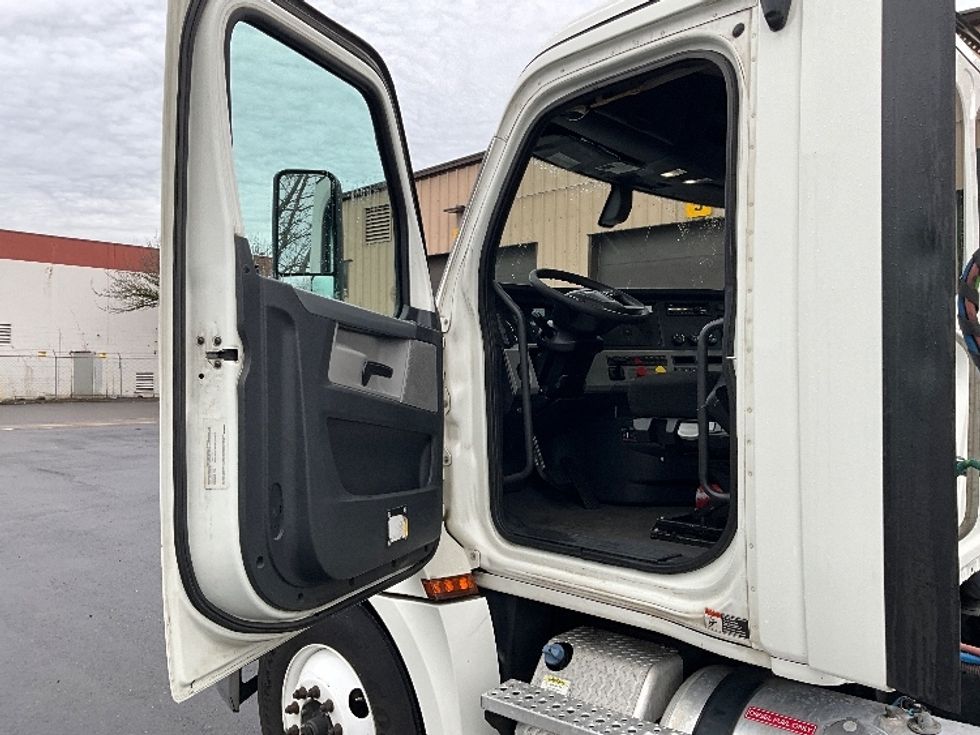Day Cab Tractor-Heavy Duty Tractors-Freightliner-2019-T12664ST-Portland-OR-533,987\n\t\tmiles-$ 36,750 - Image 9