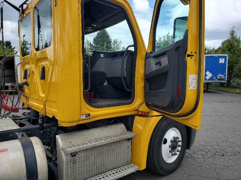 Day Cab Tractor-Heavy Duty Tractors-Freightliner-2019-T12664ST-Portland-OR-544,168\n\t\tmiles-$ 35,000 - Image 12