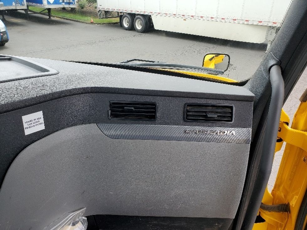 Day Cab Tractor-Heavy Duty Tractors-Freightliner-2019-T12664ST-Portland-OR-544,168\n\t\tmiles-$ 35,000 - Image 13