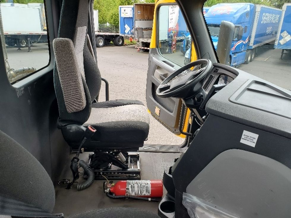 Day Cab Tractor-Heavy Duty Tractors-Freightliner-2019-T12664ST-Portland-OR-544,168\n\t\tmiles-$ 35,000 - Image 14