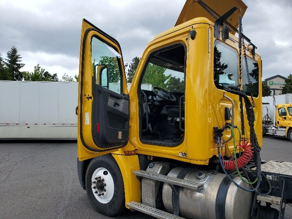 Day Cab Tractor-Heavy Duty Tractors-Freightliner-2019-T12664ST-Portland-OR-544,168\n\t\tmiles-$ 35,000 - Image 9