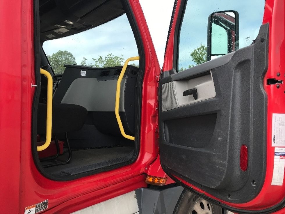 Day Cab Tractor-Heavy Duty Tractors-Freightliner-2019-T12664ST-Pottsville-PA-628,786\n\t\tmiles-$ 26,500 - Image 11
