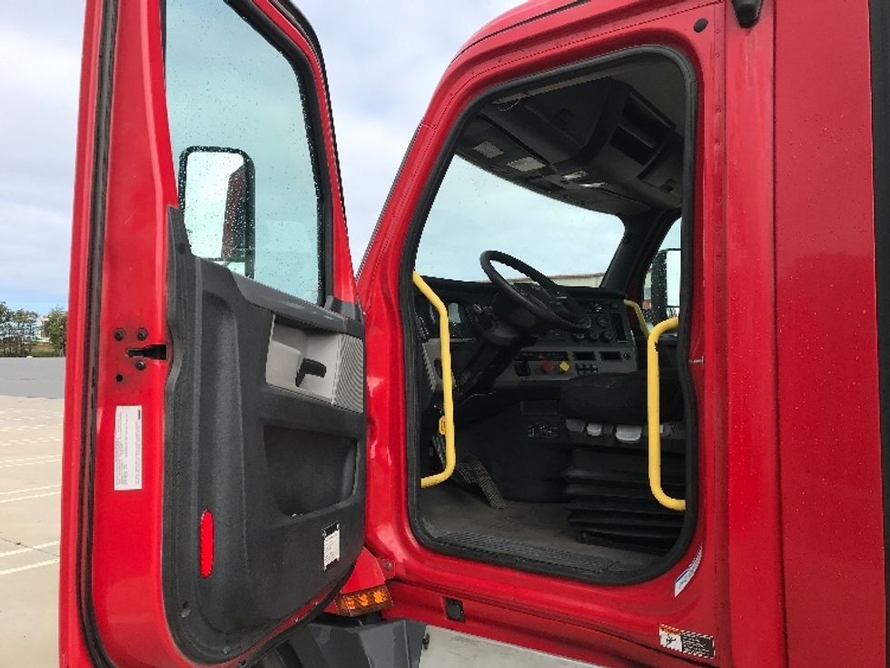 Day Cab Tractor-Heavy Duty Tractors-Freightliner-2019-T12664ST-Pottsville-PA-628,786\n\t\tmiles-$ 26,500 - Image 9