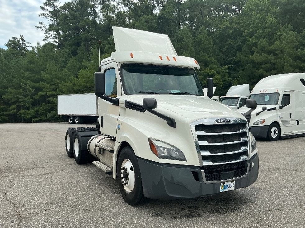 Day Cab Tractor-Heavy Duty Tractors-Freightliner-2019-T12664ST-Prince George-VA-369,000\n\t\tmiles-$ 43,250 - Image 1