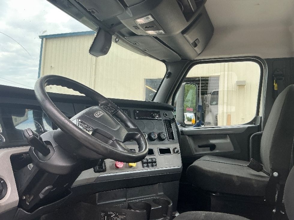 Day Cab Tractor-Heavy Duty Tractors-Freightliner-2019-T12664ST-Prince George-VA-369,000\n\t\tmiles-$ 43,250 - Image 10