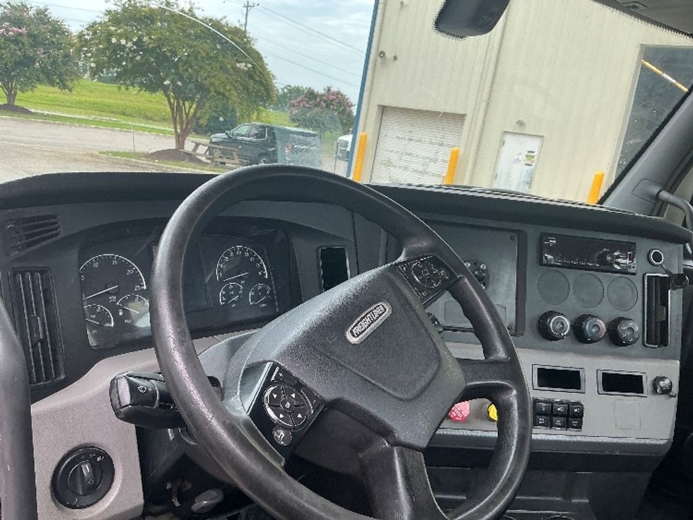 Day Cab Tractor-Heavy Duty Tractors-Freightliner-2019-T12664ST-Prince George-VA-369,000\n\t\tmiles-$ 43,250 - Image 11