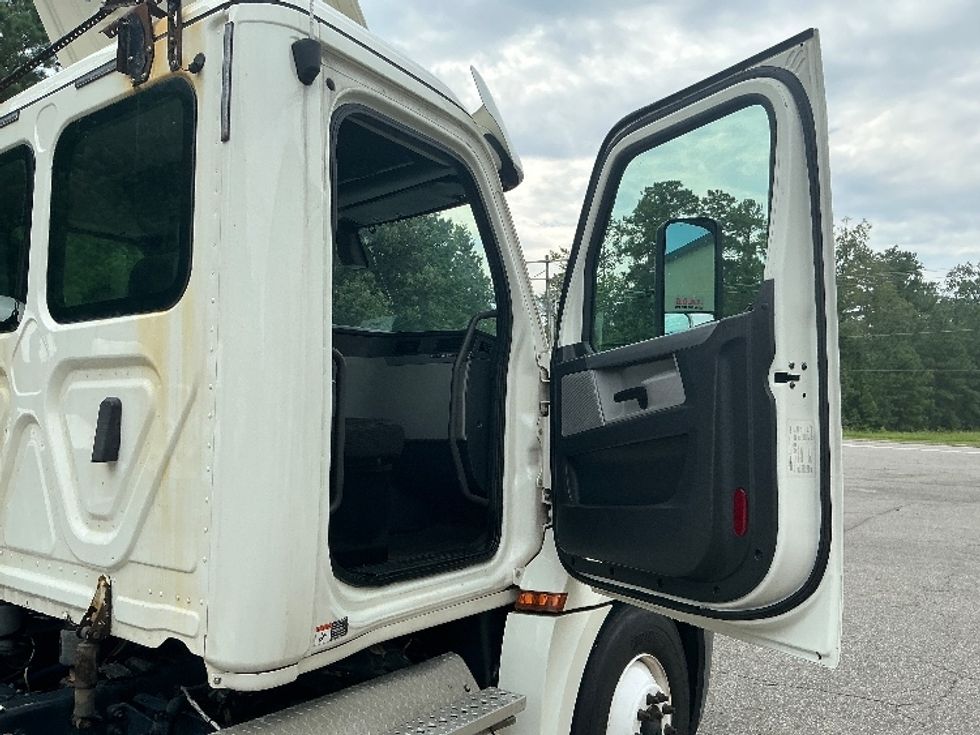 Day Cab Tractor-Heavy Duty Tractors-Freightliner-2019-T12664ST-Prince George-VA-369,000\n\t\tmiles-$ 43,250 - Image 12