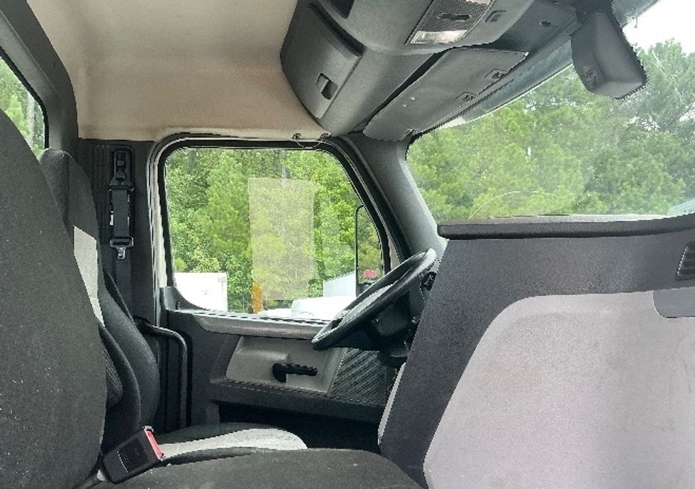 Day Cab Tractor-Heavy Duty Tractors-Freightliner-2019-T12664ST-Prince George-VA-369,000\n\t\tmiles-$ 43,250 - Image 14