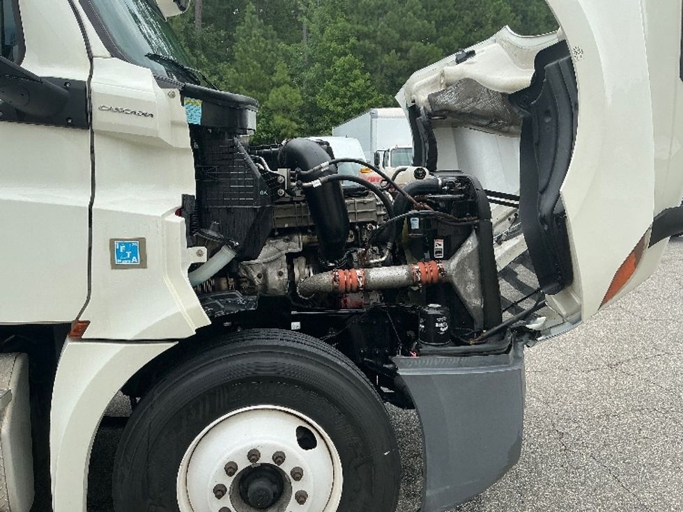 Day Cab Tractor-Heavy Duty Tractors-Freightliner-2019-T12664ST-Prince George-VA-369,000\n\t\tmiles-$ 43,250 - Image 15
