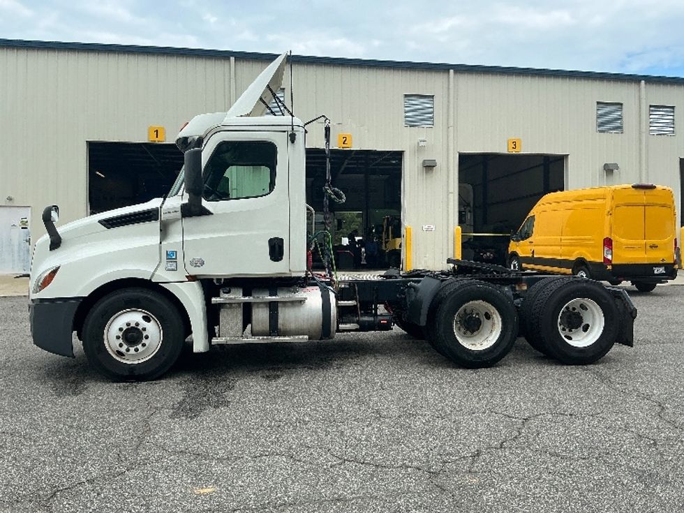Day Cab Tractor-Heavy Duty Tractors-Freightliner-2019-T12664ST-Prince George-VA-369,000\n\t\tmiles-$ 43,250 - Image 4