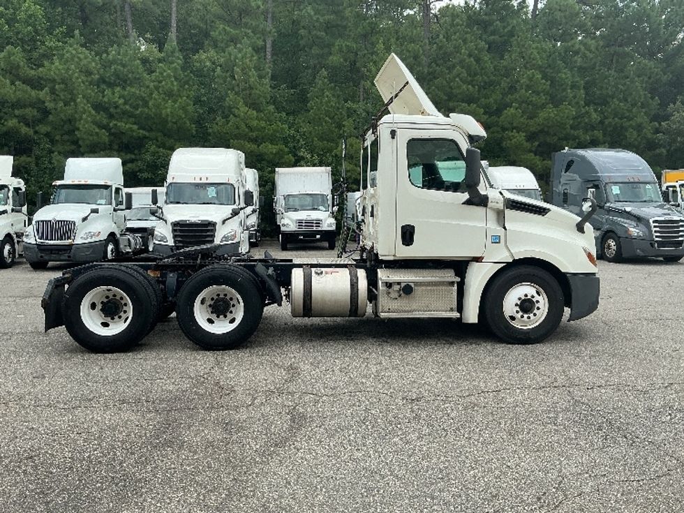 Day Cab Tractor-Heavy Duty Tractors-Freightliner-2019-T12664ST-Prince George-VA-369,000\n\t\tmiles-$ 43,250 - Image 8