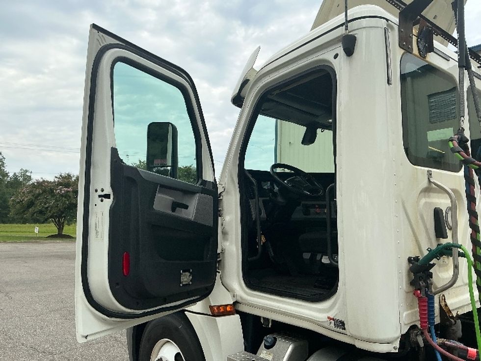 Day Cab Tractor-Heavy Duty Tractors-Freightliner-2019-T12664ST-Prince George-VA-369,000\n\t\tmiles-$ 43,250 - Image 9