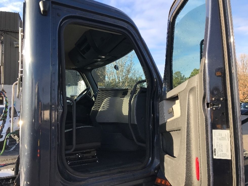 Day Cab Tractor-Heavy Duty Tractors-Freightliner-2019-T12664ST-Prince George-VA-401,776\n\t\tmiles-$ 45,500 - Image 12