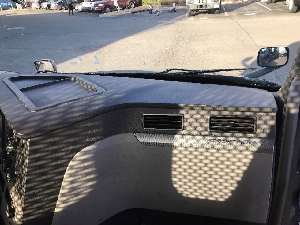 Day Cab Tractor-Heavy Duty Tractors-Freightliner-2019-T12664ST-Prince George-VA-401,776\n\t\tmiles-$ 45,500 - Image 13