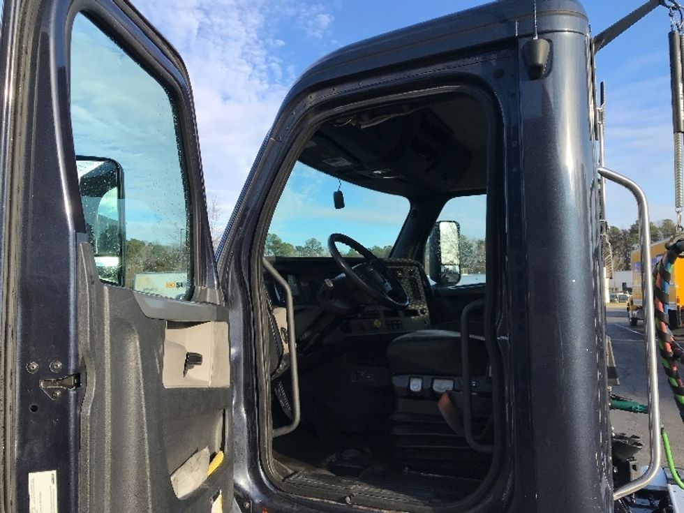 Day Cab Tractor-Heavy Duty Tractors-Freightliner-2019-T12664ST-Prince George-VA-401,776\n\t\tmiles-$ 45,500 - Image 9