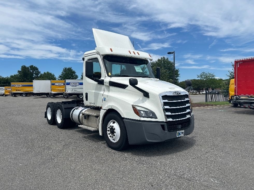Day Cab Tractor-Heavy Duty Tractors-Freightliner-2019-T12664ST-Prince George-VA-428,709\n\t\tmiles-$ 37,750 - Image 1