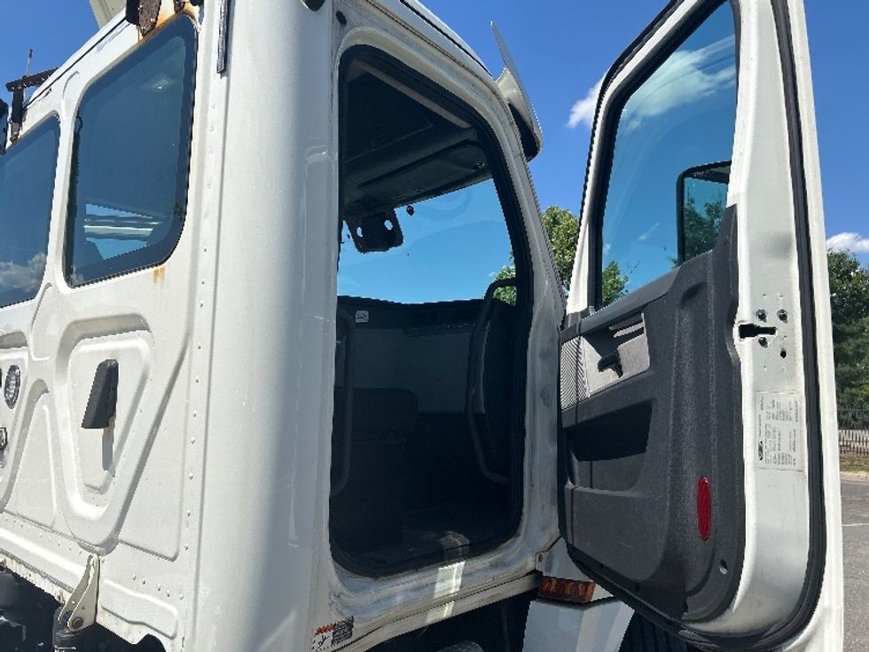Day Cab Tractor-Heavy Duty Tractors-Freightliner-2019-T12664ST-Prince George-VA-428,709\n\t\tmiles-$ 37,750 - Image 12