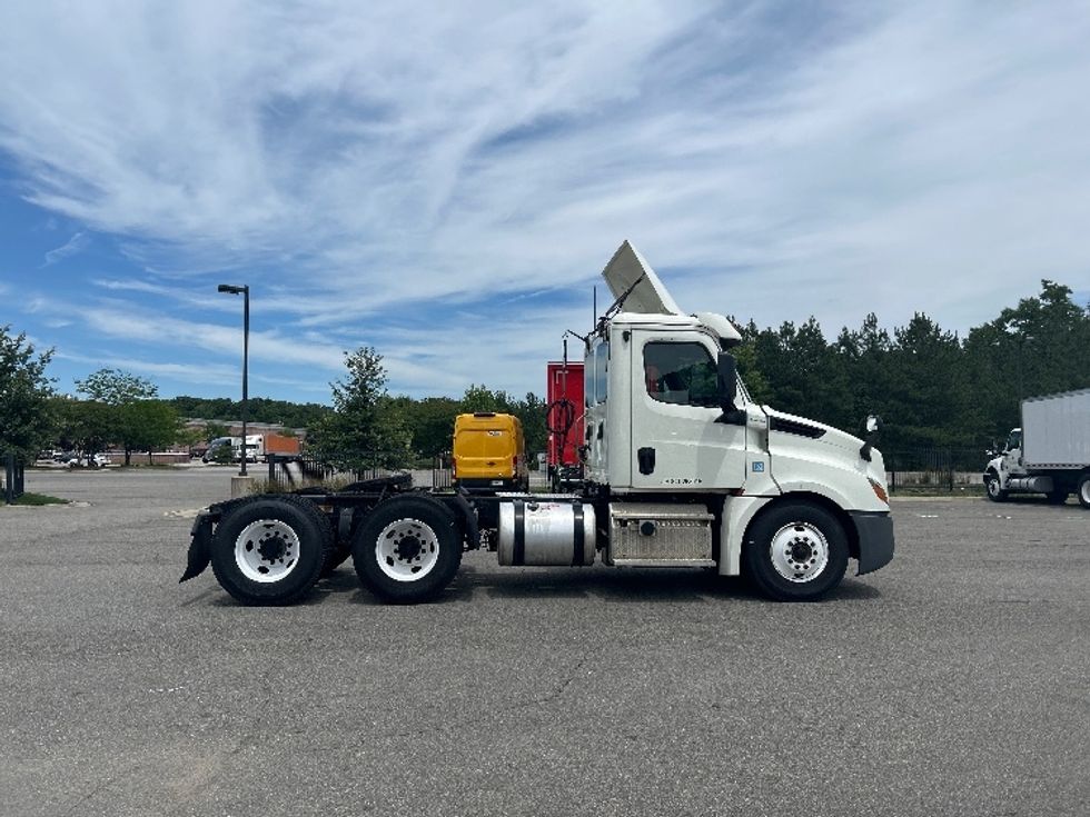 Day Cab Tractor-Heavy Duty Tractors-Freightliner-2019-T12664ST-Prince George-VA-428,709\n\t\tmiles-$ 37,750 - Image 8