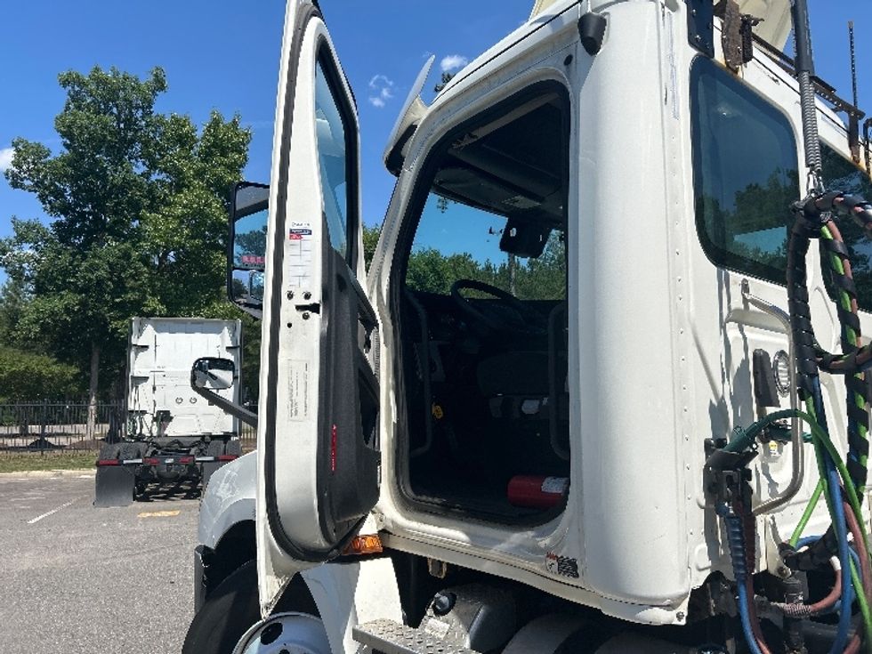 Day Cab Tractor-Heavy Duty Tractors-Freightliner-2019-T12664ST-Prince George-VA-428,709\n\t\tmiles-$ 37,750 - Image 9