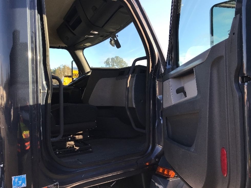 Day Cab Tractor-Heavy Duty Tractors-Freightliner-2019-T12664ST-Prince George-VA-470,016\n\t\tmiles-$ 41,750 - Image 12