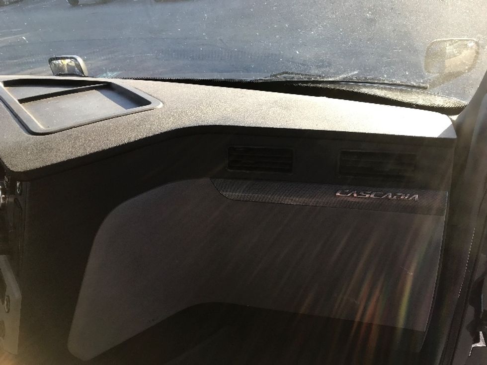 Day Cab Tractor-Heavy Duty Tractors-Freightliner-2019-T12664ST-Prince George-VA-470,016\n\t\tmiles-$ 41,750 - Image 13