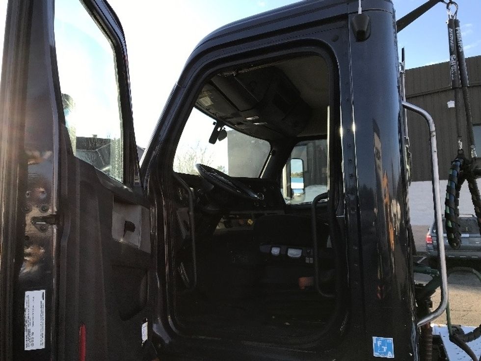 Day Cab Tractor-Heavy Duty Tractors-Freightliner-2019-T12664ST-Prince George-VA-470,016\n\t\tmiles-$ 41,750 - Image 9