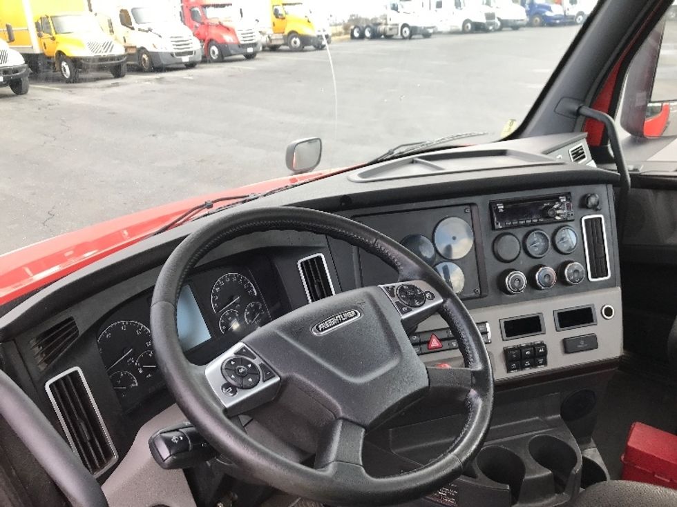 Day Cab Tractor-Heavy Duty Tractors-Freightliner-2019-T12664ST-Prince George-VA-548,416\n\t\tmiles-$ 36,250 - Image 10