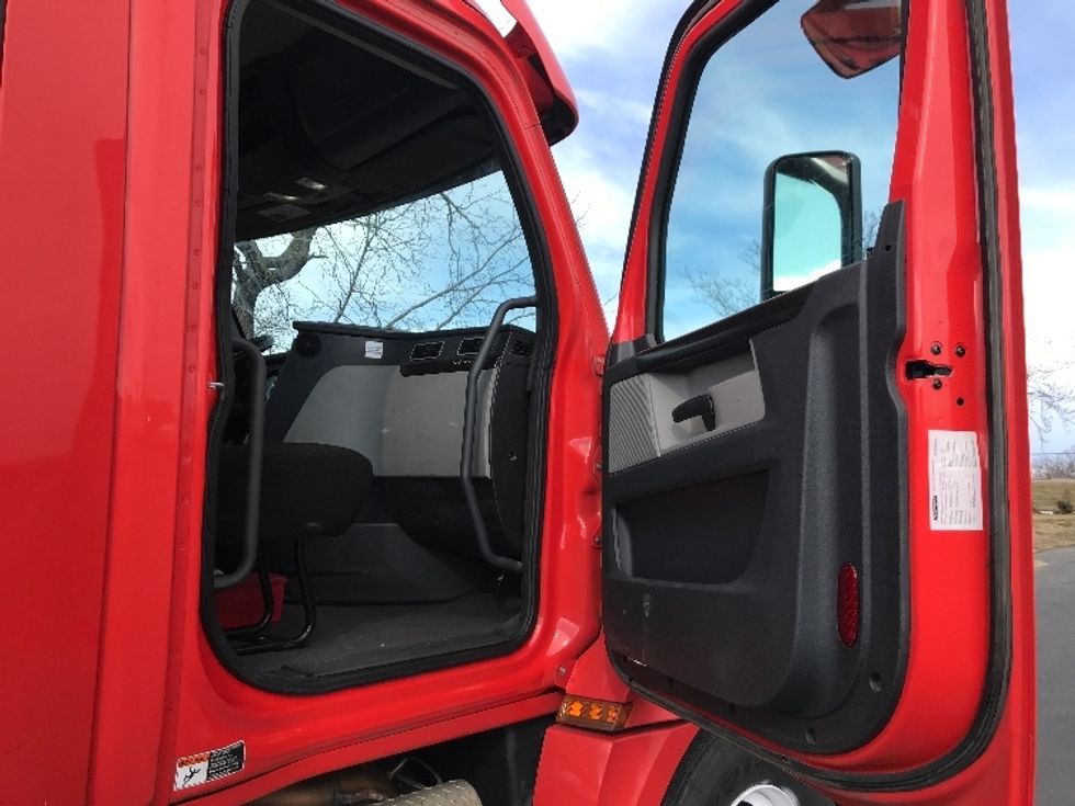 Day Cab Tractor-Heavy Duty Tractors-Freightliner-2019-T12664ST-Prince George-VA-548,416\n\t\tmiles-$ 36,250 - Image 12