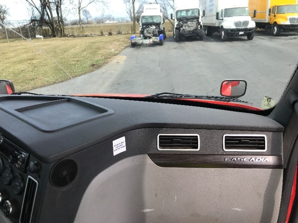 Day Cab Tractor-Heavy Duty Tractors-Freightliner-2019-T12664ST-Prince George-VA-548,416\n\t\tmiles-$ 36,250 - Image 13