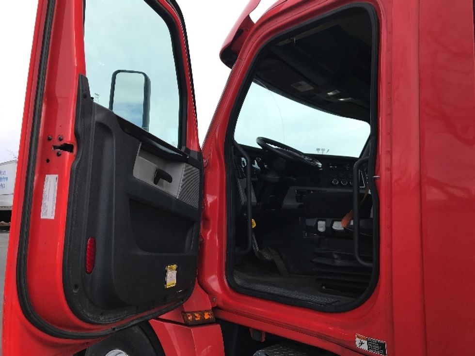 Day Cab Tractor-Heavy Duty Tractors-Freightliner-2019-T12664ST-Prince George-VA-548,416\n\t\tmiles-$ 36,250 - Image 9
