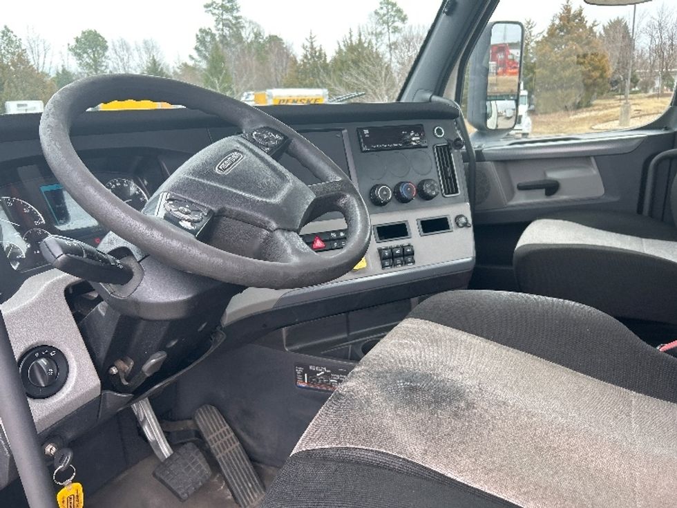 Day Cab Tractor-Heavy Duty Tractors-Freightliner-2019-T12664ST-Prince George-VA-586,912\n\t\tmiles-$ 33,750 - Image 10