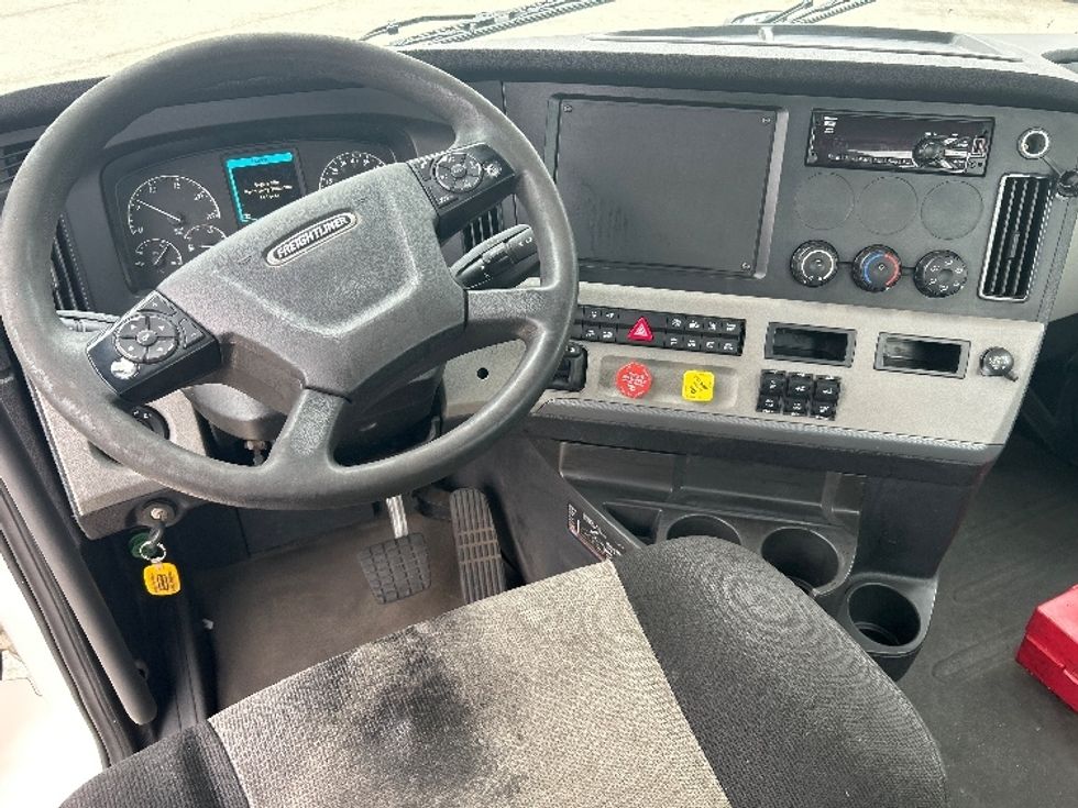 Day Cab Tractor-Heavy Duty Tractors-Freightliner-2019-T12664ST-Prince George-VA-586,912\n\t\tmiles-$ 33,750 - Image 11