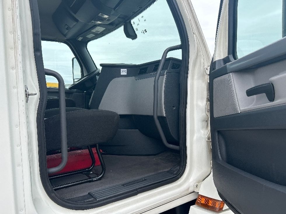 Day Cab Tractor-Heavy Duty Tractors-Freightliner-2019-T12664ST-Prince George-VA-586,912\n\t\tmiles-$ 33,750 - Image 12