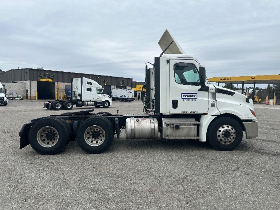 Day Cab Tractor-Heavy Duty Tractors-Freightliner-2019-T12664ST-Prince George-VA-586,912\n\t\tmiles-$ 33,750 - Image 8
