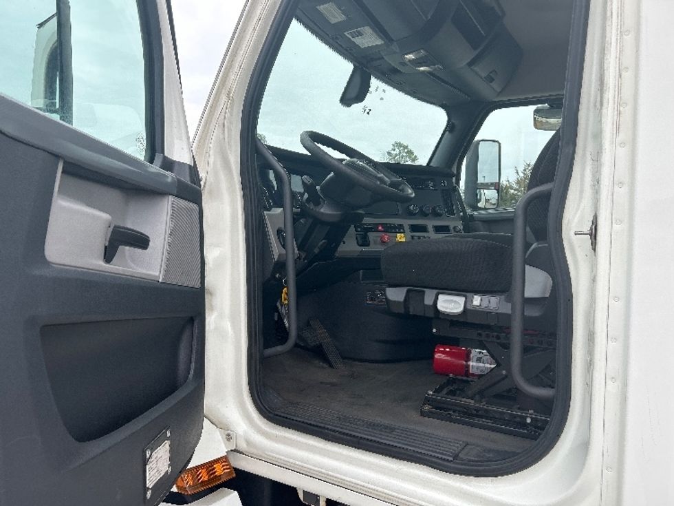Day Cab Tractor-Heavy Duty Tractors-Freightliner-2019-T12664ST-Prince George-VA-586,912\n\t\tmiles-$ 33,750 - Image 9