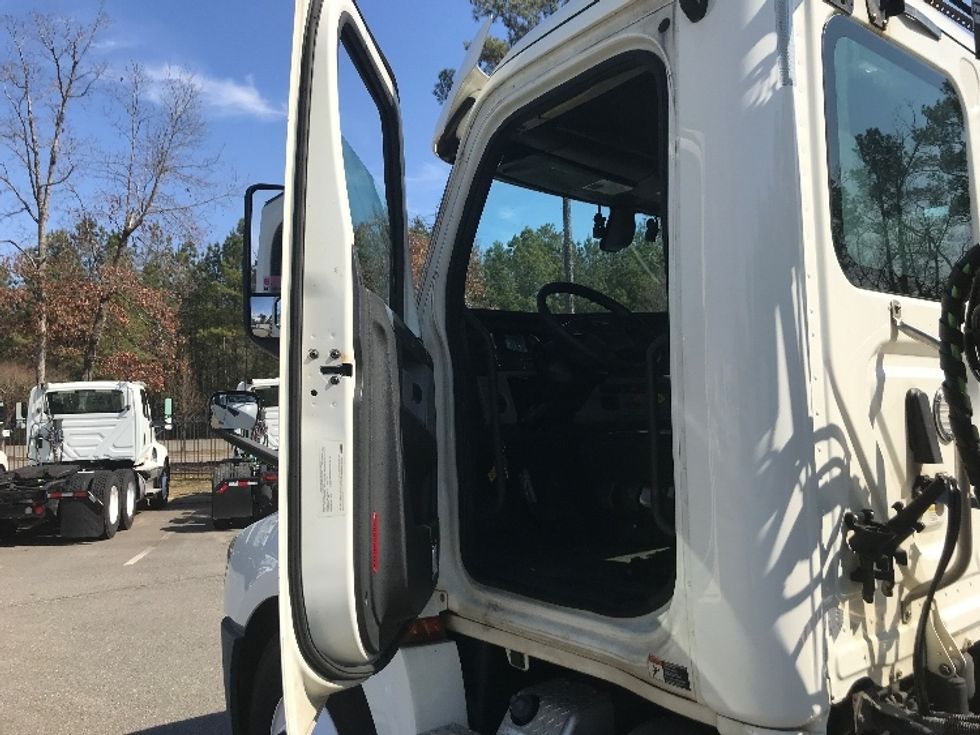 Day Cab Tractor-Heavy Duty Tractors-Freightliner-2019-T12664ST-Prince George-VA-645,177\n\t\tmiles-$ 25,250 - Image 8