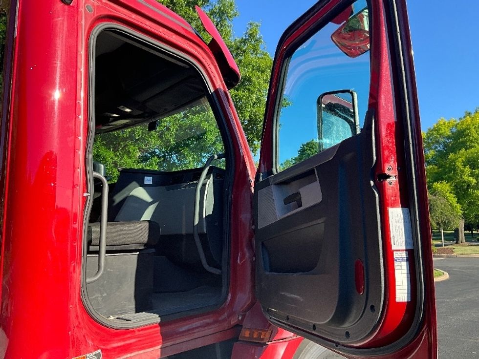 Day Cab Tractor-Heavy Duty Tractors-Freightliner-2019-T12664ST-Reading-PA-191,200\n\t\tmiles-$ 45,000 - Image 12