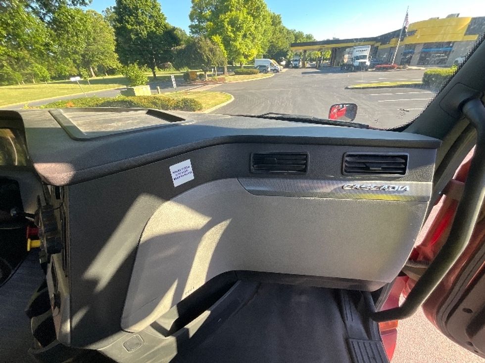 Day Cab Tractor-Heavy Duty Tractors-Freightliner-2019-T12664ST-Reading-PA-191,200\n\t\tmiles-$ 45,000 - Image 13