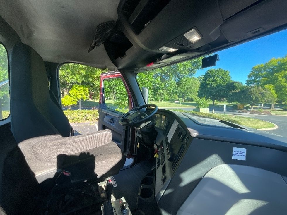 Day Cab Tractor-Heavy Duty Tractors-Freightliner-2019-T12664ST-Reading-PA-191,200\n\t\tmiles-$ 45,000 - Image 14