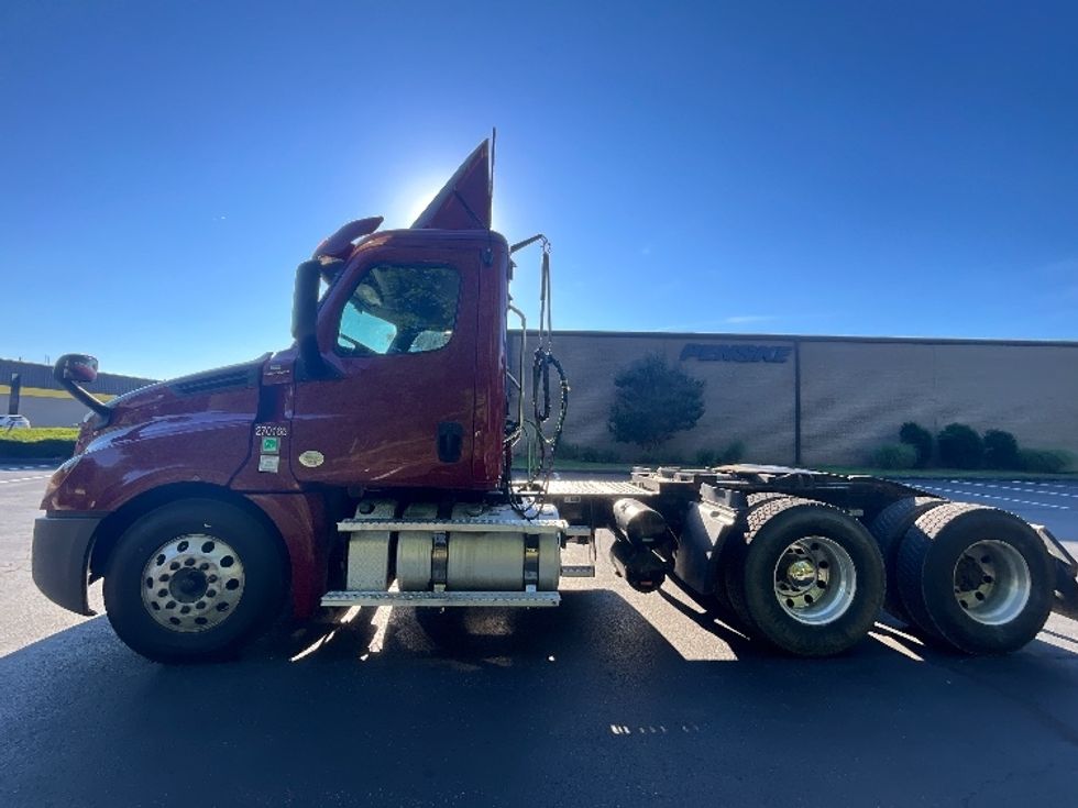 Day Cab Tractor-Heavy Duty Tractors-Freightliner-2019-T12664ST-Reading-PA-191,200\n\t\tmiles-$ 45,000 - Image 4