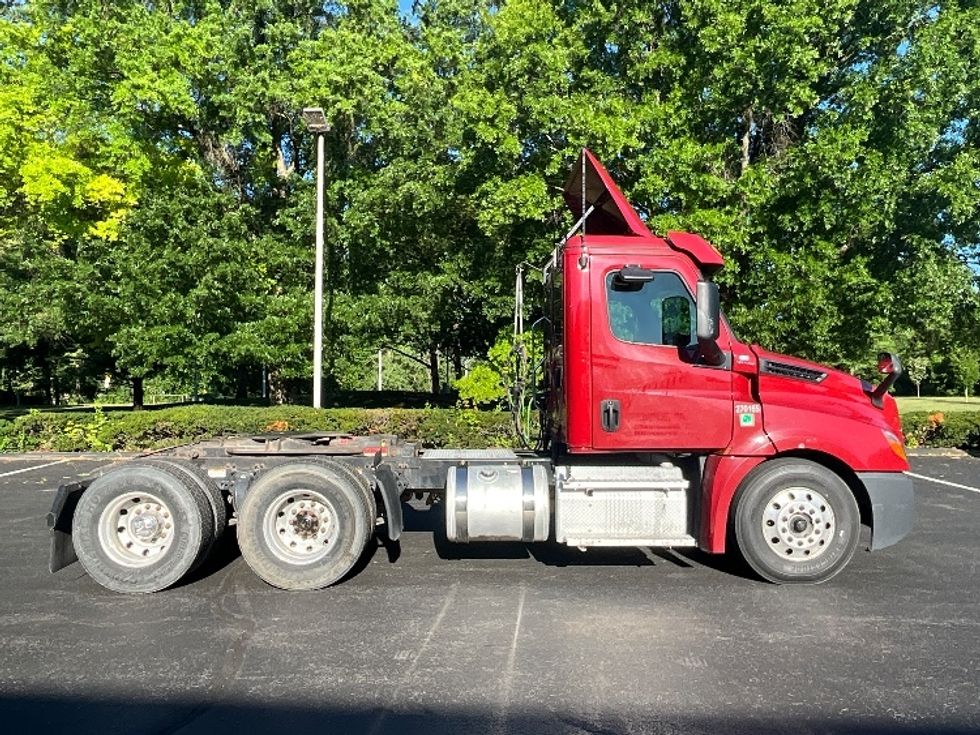 Day Cab Tractor-Heavy Duty Tractors-Freightliner-2019-T12664ST-Reading-PA-191,200\n\t\tmiles-$ 45,000 - Image 8